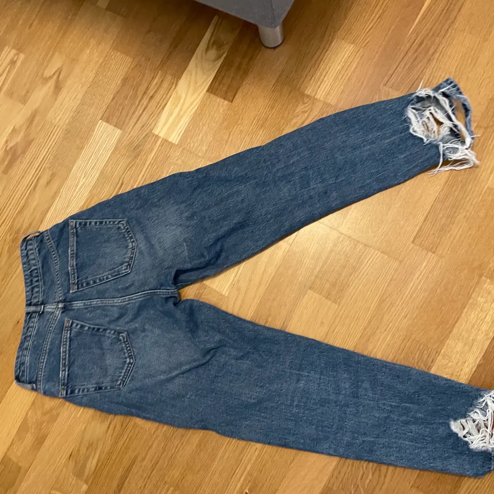 Säljer dessa byxor med slitningar nertill!. Jeans & Byxor.