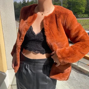 Faux päls-jacka, kort, från HM, size XS - En kort sommar/höst jacka som knappt är använd, köpte den för något år sedan och sedan har den tyvärr bara legat i garderoben! Jättemysigt material och den har fickor(!!!)Vilket självklart är fantastiskt. går att stånga till med knappar 