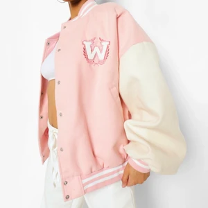 Varsity jacka - Supersnygg varsity jacka, knappast använd, storlek: s men overzized. Jätteskönt material inuti också. För fler frågor så är det bara å skriva, köparen står alltid för frakten💕💕