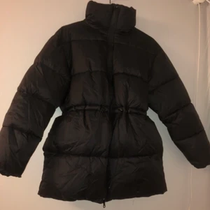 Svart puffer jacka - Svart puffer jacka, helt oanvänd