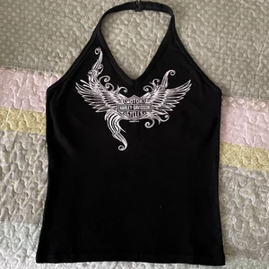 Vintage Harley Davidson  - Köpte den på second hand men den är lite för stor. Tänkte att jag skulle sy in den men behöver pengar. Justerbar på toppen och det finns dubbel tyg på framsidan.