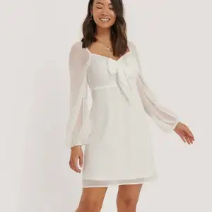 Säljer denna fina vita klänningen från NA-KD eftersom den va för stor för mig 🥰 perfekt nu till sommaren 💕 ny pris 499  skulle säga att den sitter som en M💖 skriv priv för fler bilder 