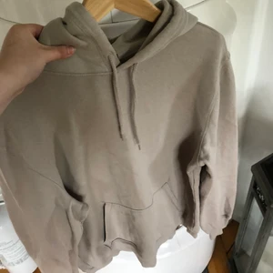 Hoodie - En snygg beige hoodie som tyvärr aldrig kommer till användning! Strl M (herr storlek)
