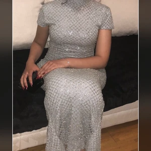Portia & Scarlett festklänning  - Portia & Scarlett Honey dress i silver, slits på baksida som på sista bilden (lånad från internet). Står XL på den men de är liten i storlek, så den passar mig som är 38/40 och kan även passa en liten 40/42. Använd en enda gång för en sittning på en restaurang i 3h, inget dans eller så. Fantastiskt skick. Kostar 5000:- som ny. Är maxi på mig som är 163cm. Är du längre blir den mer som midi. ✨ 