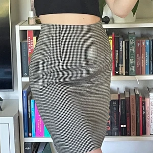 Rutig vintagekjol - Superfin rutig vintagekjol i 100% ull!🖤🤍 Har ett litet hål på sidan som syns på tredje bilden, men är inte väldigt märkbart. Utöver det är den i bra skick! Är storlek 8, men passar mig som är storlek 36-38.