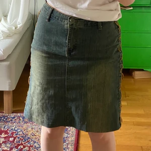 Jeanskjol - Jeanskjol köpt secondhand, mycket fint skick förutom snörena på sidan som eventuellt skulle kunna bytas. 