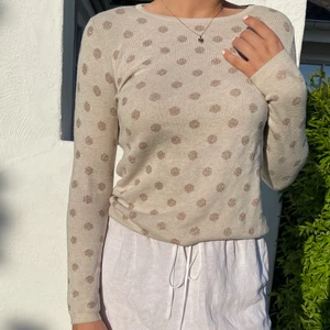 Mango tröja prickig strl s - Beige tröja med glittriga prickar, tröjan är använd fåtal gånger, frakt står för köparen! ✨✨✨