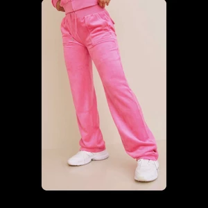 Neon rosa juicy couture byxor - Jag hjälper en kompis sälja dessa juicy couture byxor i strl XS. De är i nyskick utan något slitage och använda ca 2 ggr och provade. Skriv privat för egna bilder. Pris kan diskuteras. Startar budgivning om många är intresserade.