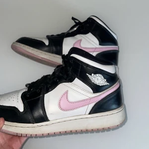Jordan 1 - Intressekoll på mina Jordan 1 arctic pink. Funderar på att sälja dom då dom blivit försmå💕 pris kan diskuteras!💓vid fler bilder eller frågor, skriv privat till mig💕 köpare står för frakten
