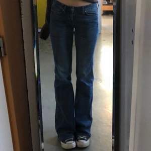 Super snygga mörkblå low/mid waist Levis jeans! (första bilden är lånad) Knappt använda, i ny skick! Säljer då de är för stora på mig. Köparen står för frakt!🙌🏻💓