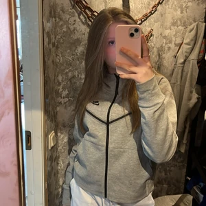 Nike tech hoodie  - Jag säljer min Nike tech hoodie eftersom de inte riktigt är min stil, använt 3 ggr och är i princip nyskick! Köpt från asos 💗