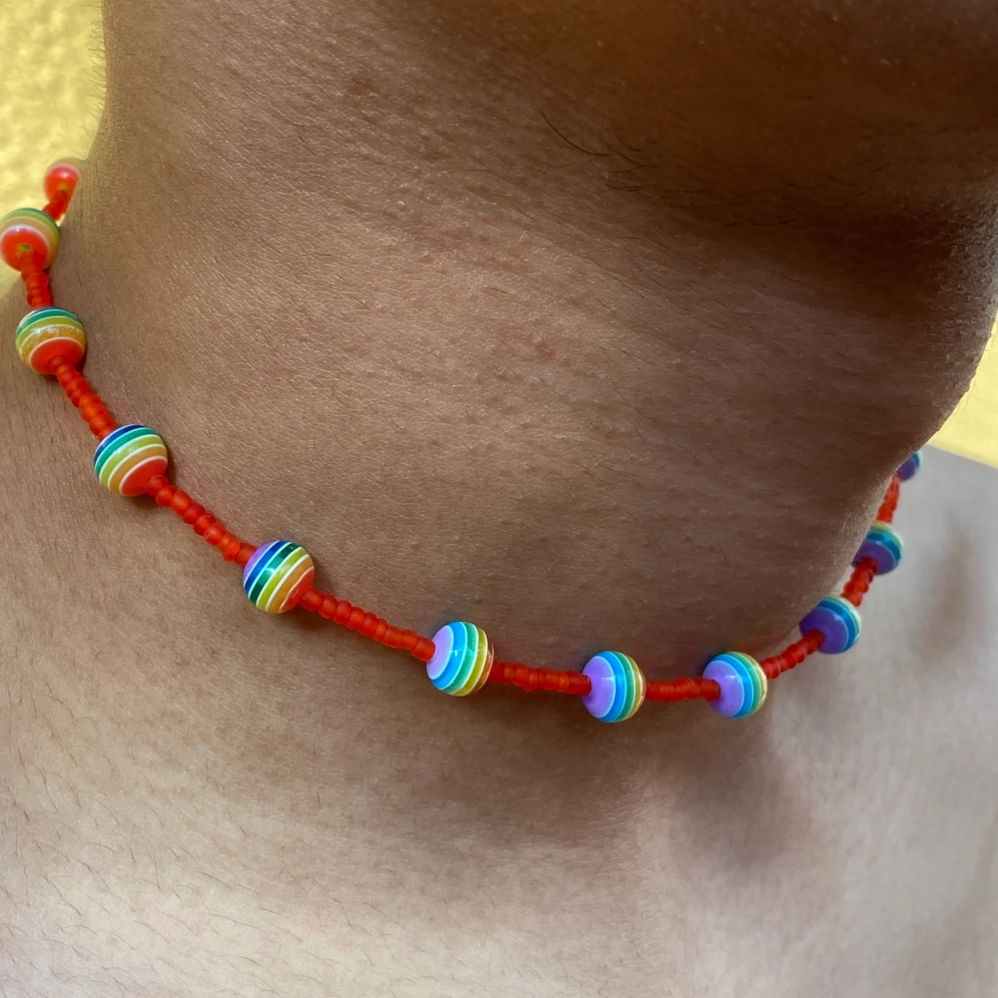 Rött regnbågigt halsband 🌈🐞 - 90