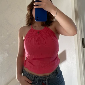Halterneck - En vintage rosa halterneck från ett märke som heter Formul@ Joven. Super skönt material och passar perfekt nu till sommaren!! Den må vara lite skrynklig men det är bara att stryka! Skriv för fler frågor💞
