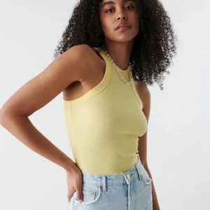 Sommar tank top  - Jätte fin gul pastell topp från Gina tricot som är perfekt till sommaren.                                                         Första bilden är lånad då färgen på min bild inte syns bra, är som på första bilden.                                               Endast provad.              Storlek M.      