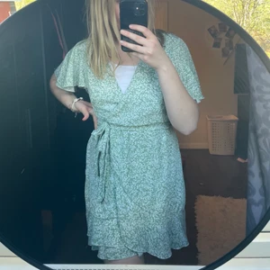 Blommig klänning - Klänning från SHEIN, jätte fin å somrig, strl L men mer som M