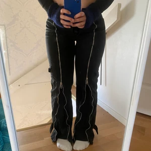 Call Me Girls - Säljer mina jätte fina svarta midrise Call Me Girls jeans då de blivit för små. De är lite cargo liknande med fickor på benen som man kan se och dragkedjor hela vägen upp. Dragkedjorna kan man dra upp och ned hur som helst och kan kan göra de till momjeans, bootcut och straight/baggy. De skulle väl passa en 32-36 eller en 38 då de bara är för små i midjan och sitter super bra över allt annars. Skriv för frågor eller fler bilder!💞 köparen står för frakt om man inte möts upp i centrala Göteborg :)