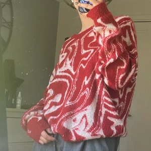 ASOS tröja  - säljer min röda ASOS-tröja med ett intressant mönster. Storleken på tröjan är L och använd en gång. Skriv priv för mer info 😊❤️