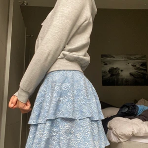 Blå volangkjol - Vacker kjol med volanger. Passar perfekt till sommaren och sitter bra på mig som har S/M💕 säljer för att jag har flera kjolar och just denna kommer inte komma till användning. Kontakta mig privat för fler bilder eller köp.💕 pris kan diskuteras!💕