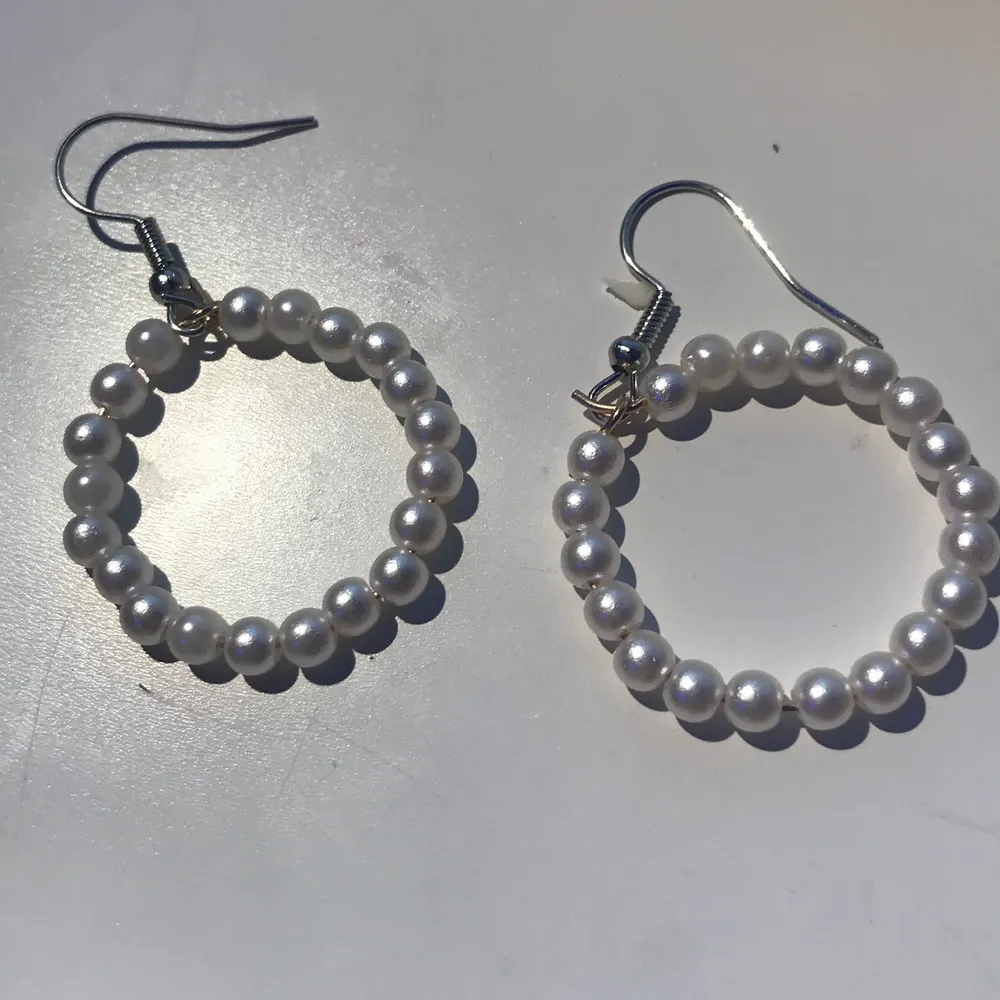 White pearl earrings 🕊✨. Accessoarer.