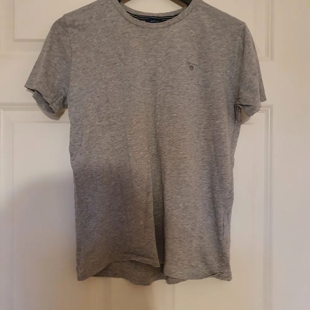 En grå gant T-shirt i bra skick, använd ett fåtal gånger. Ganska liten i strlk. . T-shirts.