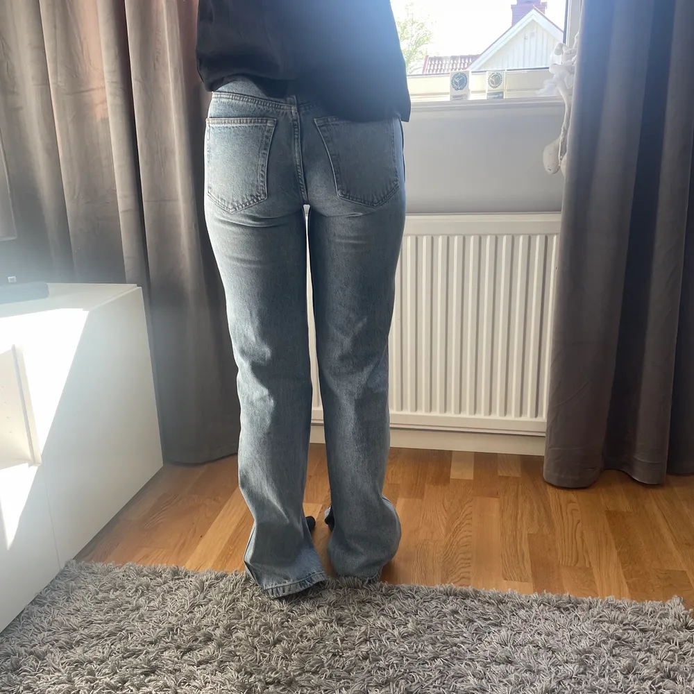 Super snygga lågmidjade jeans med slitts, som tyvärr är för små för mig, därför säljer jag dom. (Min kompis på bilden) långa i benen💕. Jeans & Byxor.