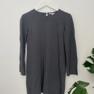 House of Dagmar tunika/klänning - En så fin tunika/klänning beroende på hur man vill bära den. Den är ganska kort för att vara en klänning, men det var så jag tänkte ha den. Säljes för att jag efter att ha provat den tyckte den satt lite för tajt på mig! 