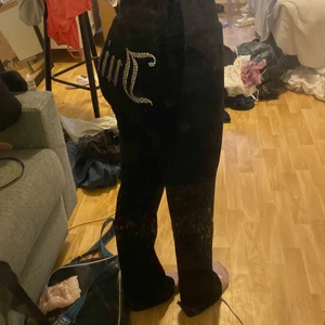Juicy couture storlek xs färg svart  - Byxorna är andvända 6 gånger dom har ett litet hack nedanför vid fötterna på vänstra sida men de syns knappt!🙂 kan mötas vart som helst i sthlm!