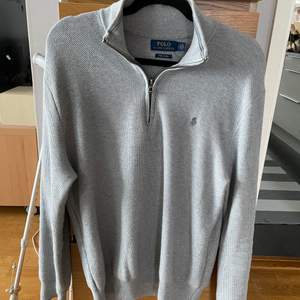 Säljer en fin Ralph Lauren tröja då den ej används. Fint skick men använts väldigt mycket, köpare betalar frakt.