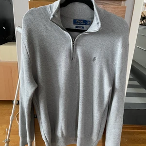 Ralph Lauren Half Zip - Säljer en fin Ralph Lauren tröja då den ej används. Fint skick men använts väldigt mycket, köpare betalar frakt.