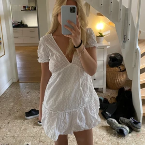 Vit klänning  - Säljer denna supersöta vita klänningen! Perfekt till studenten! Köpt förra året så finns inte längre kvar! 💕