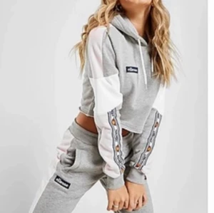 Croppad hoodie strl 38 - Ellesse hoodie med lite olika färger och detaljer på. Den är croppad och jag skulle säga att storleken motsvarar ungefär S. Den är i nyskick och super skön.