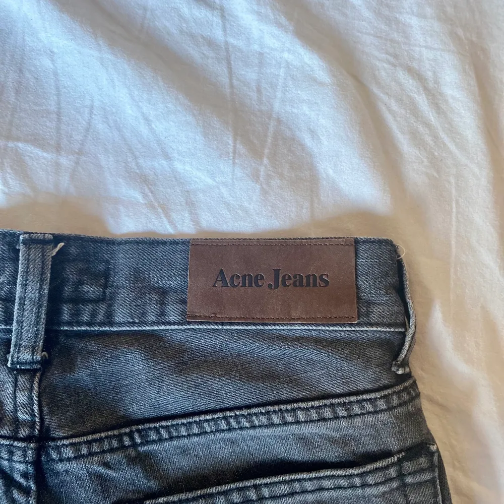 Skitsnygga jeansshorts från Acne som egentligen är avklippta jeans! Waiststorlek är 27 & längden är perfekt, får tyvärr inte på mig dem längre 😩 Hör av dig om du är intresserad! 💛😮‍💨 Frakt tillkommer. Shorts.