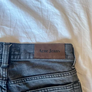 Acne jeansshorts - Skitsnygga jeansshorts från Acne som egentligen är avklippta jeans! Waiststorlek är 27 & längden är perfekt, får tyvärr inte på mig dem längre 😩 Hör av dig om du är intresserad! 💛😮‍💨 Frakt tillkommer