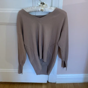 Brun/beige tröja sliten - En fin tröja men ganska sliten.