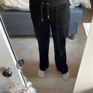 Juicy Couture byxor - Svarta Juicy Couture byxor. Knappt använda i nyttskick. Storlek XS, köpta på Raglady i kungsmässan. Jag säljer dessa för att de inte kommer till användning av mig💗 De köptes 22-04-25💗 Om man lägger ett bud så ska man vara beredd på att betala det priset💗 KÖPAREN STÅR FÖR FRAKT💗