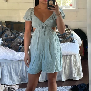 Ljusgrön klänning  - Superfin eukalyptus färgad klänning från pull & bear i storlek S, passar också xs