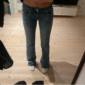 Lågmidjad jeans  - Lågmidjade blå jeans från ltb. Köpta för 830 kr från början och sedan köpte second hand men var för stora - lånade bilder. Passar storlek 34/36. 