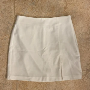 Vit kjol i storlek S  - Kjolen är från pull and bear i storlek S. Jag har inte använt denna kjol eftersom jag köpte den i fel storlek den är kort och sitter tajt på kroppen. Jag säljer den för 120kr 