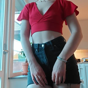 Röd croptop, öppen rygg  - Detta är en jättefin röd croptop från H&Ms märke divided. Använd en gång, alltså i jättefint skick! Jättefin öppen rygg med knytning i botten av typen. Kontakta mig gärna vid frågor! 😊