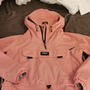 Dope jacka  - Säljer min rosa dope jacka då den aldrig används längre, i helhet är den i bra skick finns ett litet märke på ena axeln på jackan, synns på bild 3. Storlek xs. Nypris 1200 kronor. Mitt pris. 700 kronor Vid frågor bara å skriva! 😊