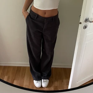 Weekday low waist  - Säljer dessa typ kostym byxor från weekday som är låg midjans och helt oanvänd. Säljer pågrund över att dom ej kommer till andvändning❤️ kontakta mig om du är intresserad 