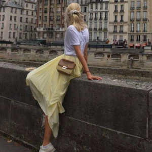 Lång kjol - Säljer denna så söta ljusgula långkjol som passar så fint nu när man är brun i sommar! Kjolen är i storlek 34! ☺️💕