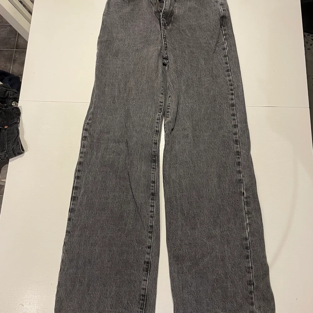 Jeans från Gina tricot i storlek 32. Gråa. 200kr. Jeans & Byxor.