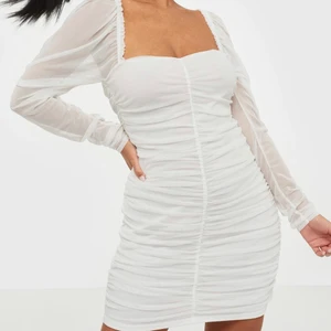 studentklänning  - säljer denna studentklänning, använd en gång! kan skicka bilder oxå 