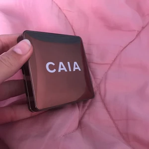 Caia bronzer  - Denna Caia bronzern finns ute nu till salu då den it kmr t användning. Den är i färgen Antigua, en väldigt lätt och smidig bronzer tycker jag💞 Man kan bygga på fler lager ifall man vill. Vid frågor är det bara att kontakta mig!