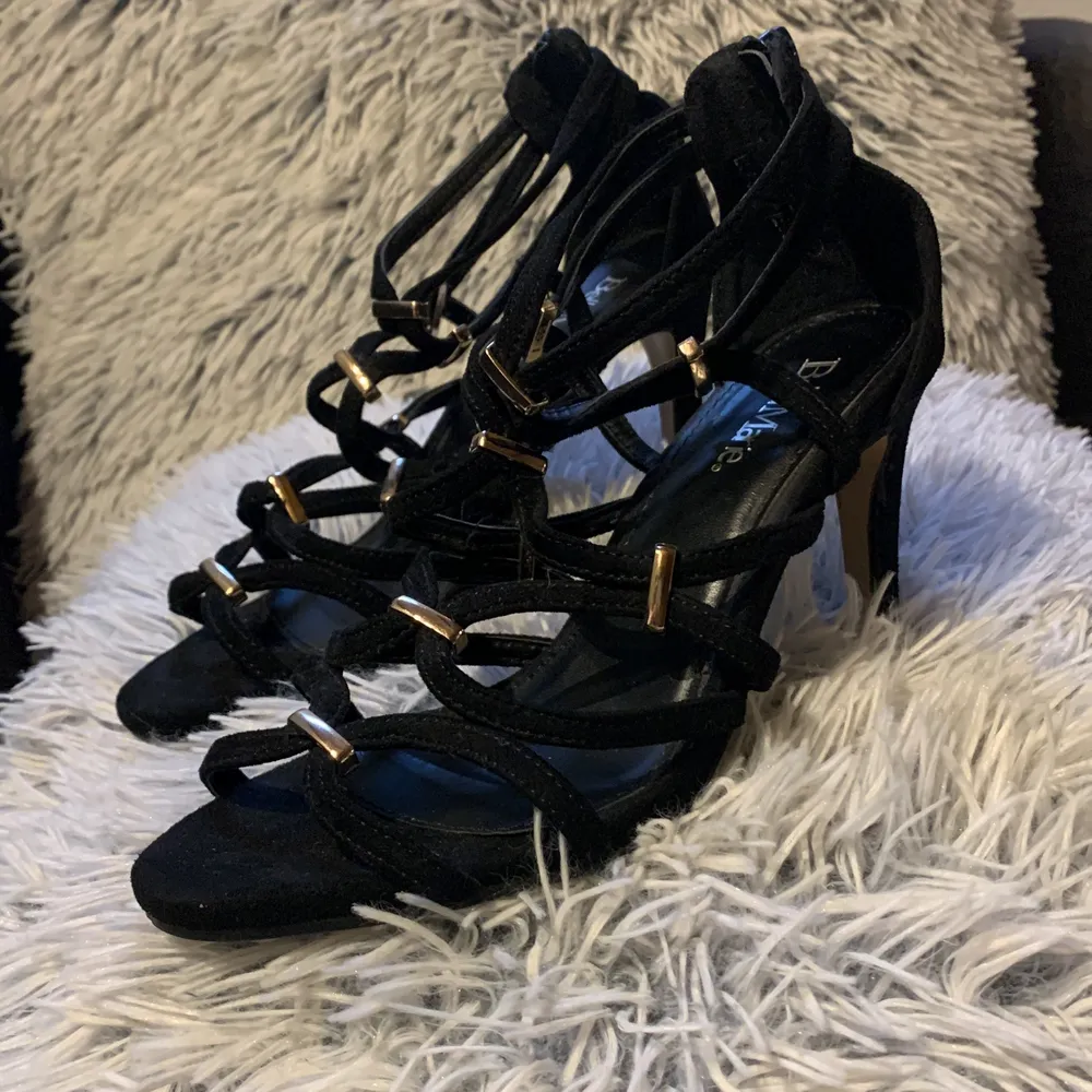 9cm tall Black and gold heels. *plus shipping*. Skor.