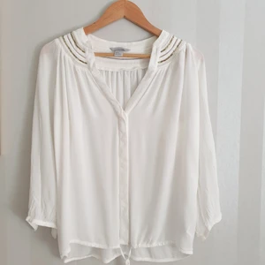 Airy white shirt with ornaments size M - Airy white shirt with ornaments at the collar, perfect for spring / summer.  Small signs of wear inside the collar
