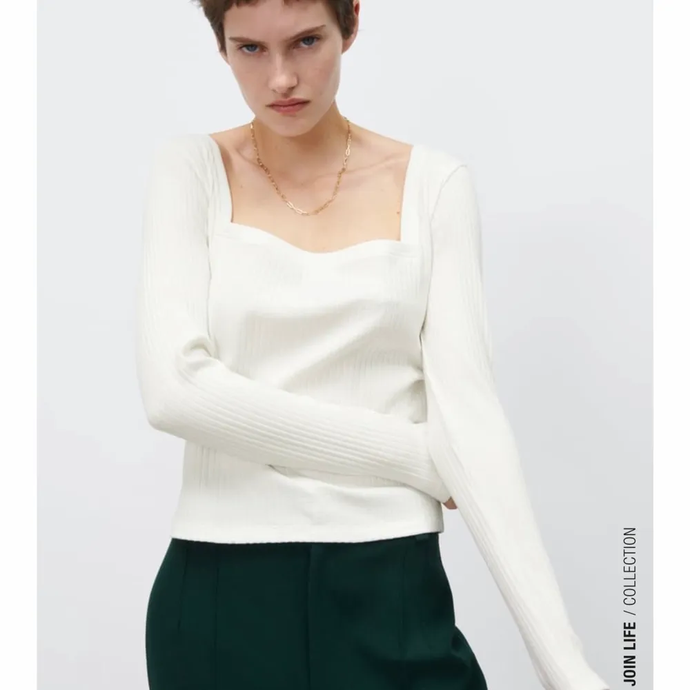 Säljer denna fyrkantiga urringnings tröjan från Zara! Storlek-XS 💗💗. Tröjor & Koftor.