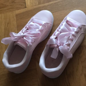 Ljus rosa skor - Ett par snygga ljus rosa skor med snygga rosa band andvända en gång !