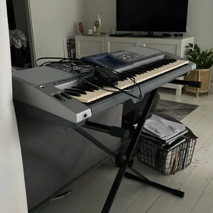 Yamaha kayboard  - En piano som jag knappt använder då jag inte gillar piano och de är vägen för min dör så orkar inte ha den här😭🤣 säljer för 1500kr nypris typ 3 500kr❤️ Då den som köper står för frakt eller hämta här hos mig men måste ha telefonnummer, namn och adress